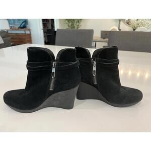 Women’s UGG wedge ankle ankle boots, Black, zip closure, Size 5.5